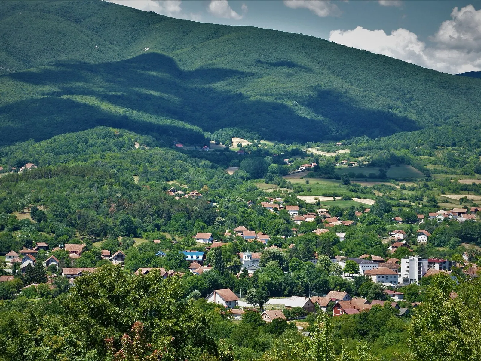 Panorama der Ortschaft Zlot am Rand des Kučaj-Gebirges